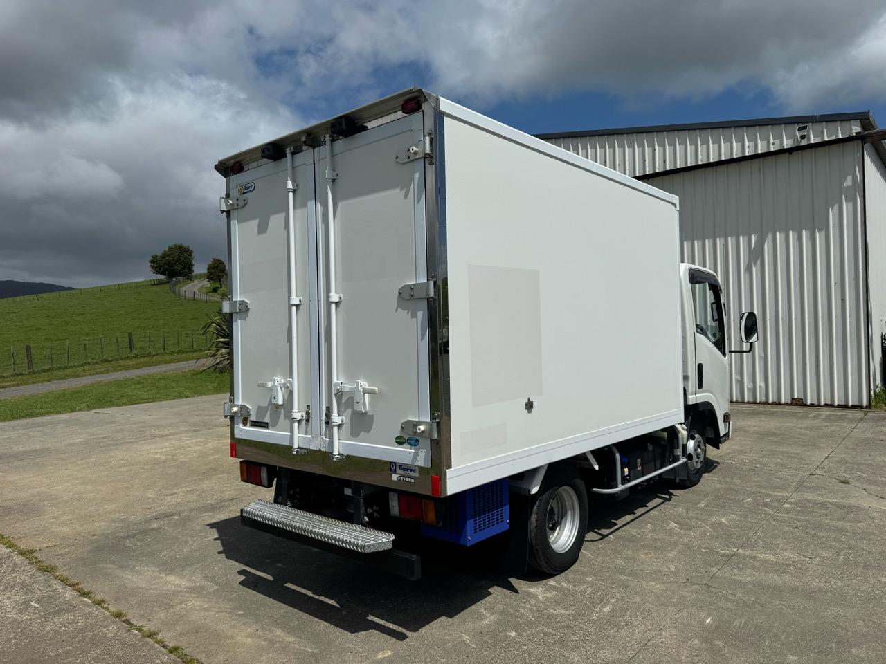 2020 ISUZU ELF