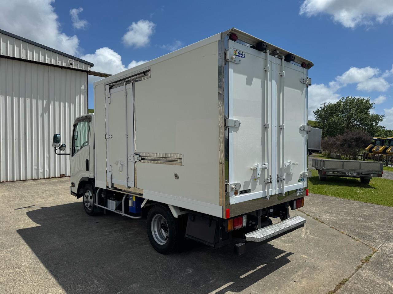 2020 ISUZU ELF